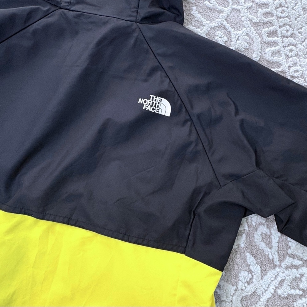 The North Face Women’s Flyweight Hoodie - Picture 13 of 15
